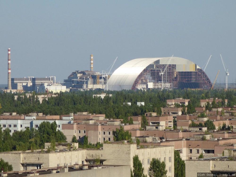 вид на ЧАЭС с крыши в Припяти