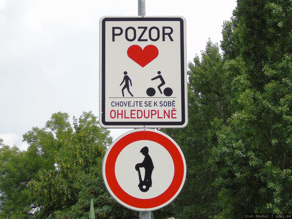 pozor, Прага