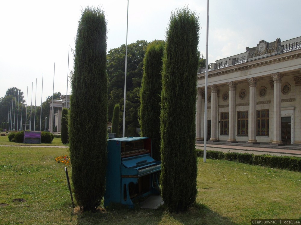 Киев, ВДНХ, рояль в кустах