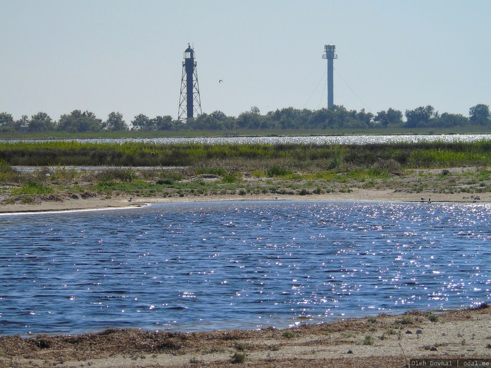 estuara lago kaj du lumturoj en Ĝarilgaĉo