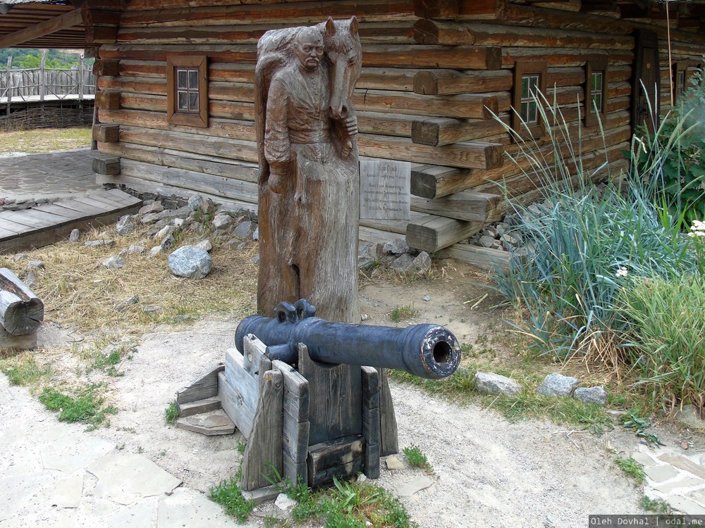 monumento de Ivan Sirko, Zaporiĵa Siĉo, Ĥortico