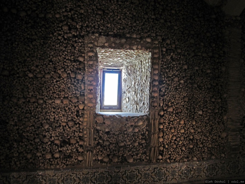 часовня костей, Capela dos Ossos, Эвора, Португалия