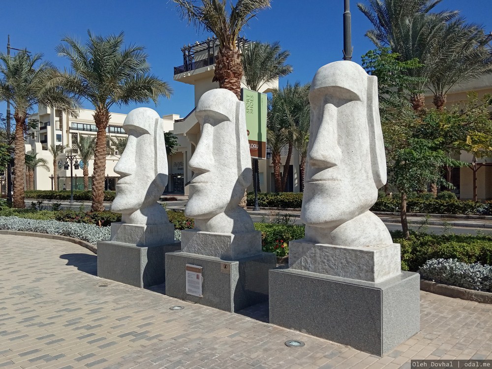 скульптура, головы с острова Пасхи, Hurghada Promenade, Хургада